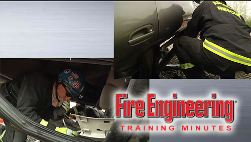 消防员在这种演变中释放患者对车辆提取的进展。