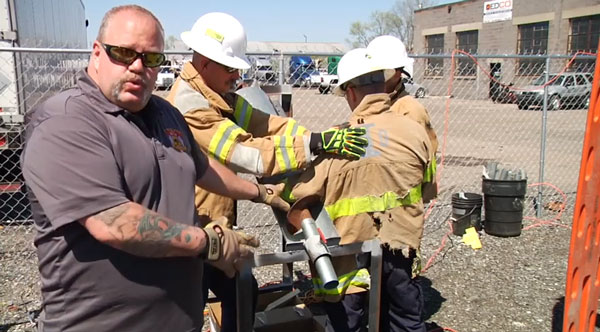 约翰·图拯救被困在螺旋钻里的病人。