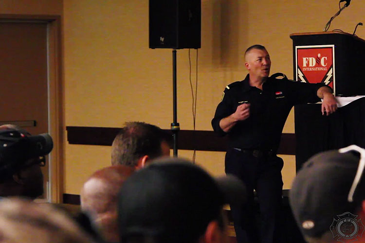 在FDIC国际公司，一名指导员正在讲解消188金博网网址多少防战术和策略