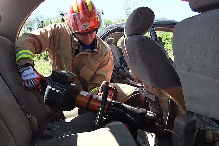 消防员使用Holmatro的提取工具削减座椅靠背