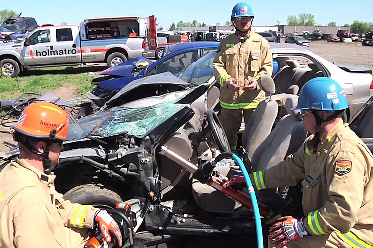 托德·泰勒(Todd Taylor)和其他消防员在一辆车上演示了一种逃生技术