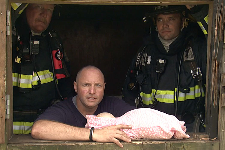 沃尔特·刘易斯和他的同伴们在营救婴儿