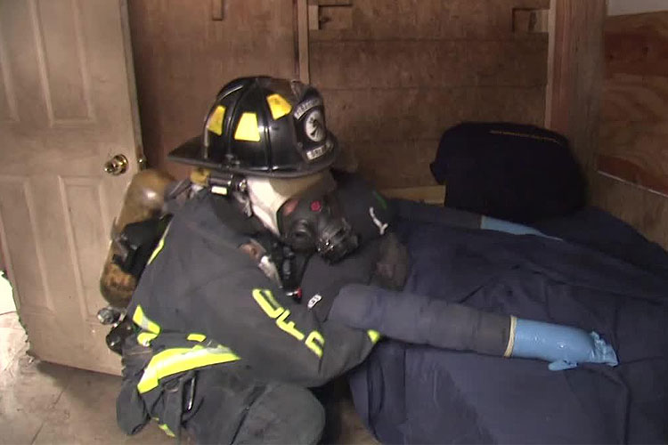 消防员救出受害者