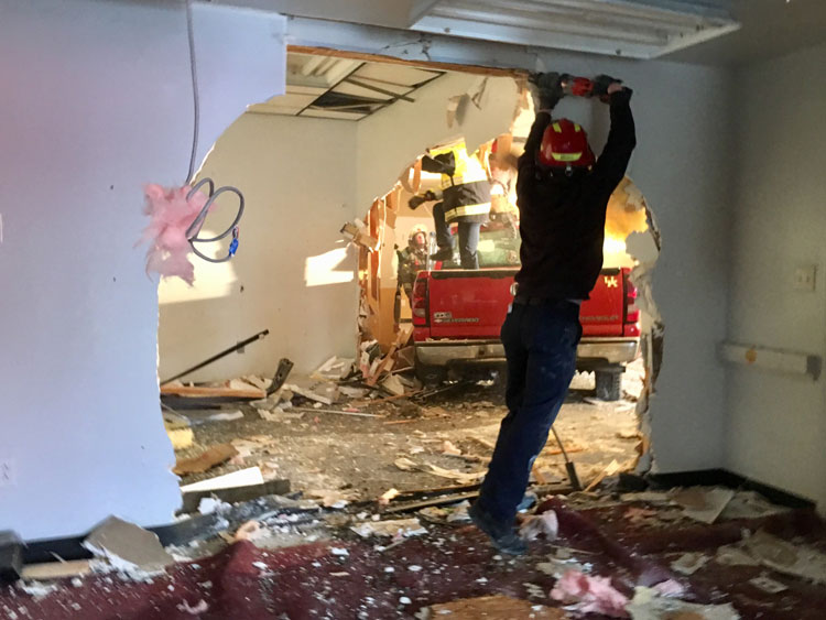 救援人员切断损坏的墙壁