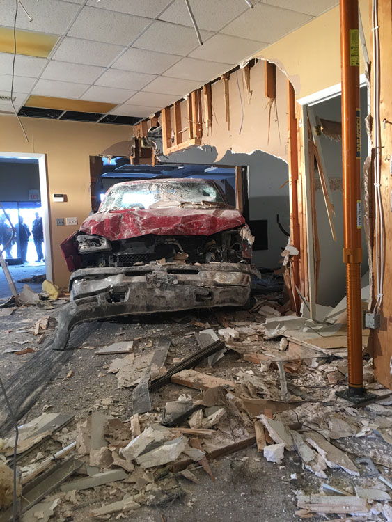 消防员创造宽泊位去删除建筑物