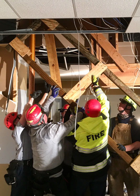 Paducah技术救援队安装了双柱垂直岸边