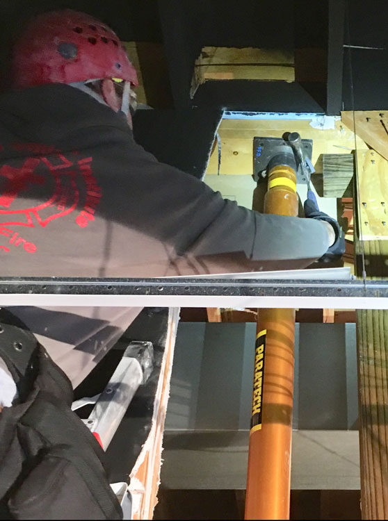 技术救援消防员清理钢梁上的钉子