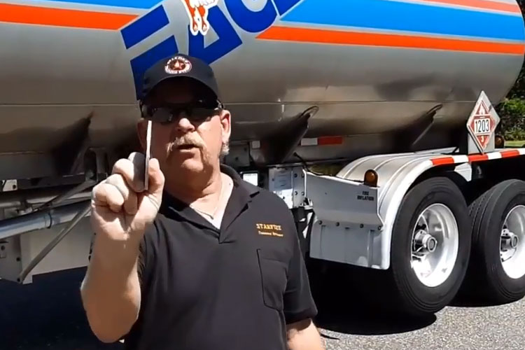 利·霍林斯和油罐车