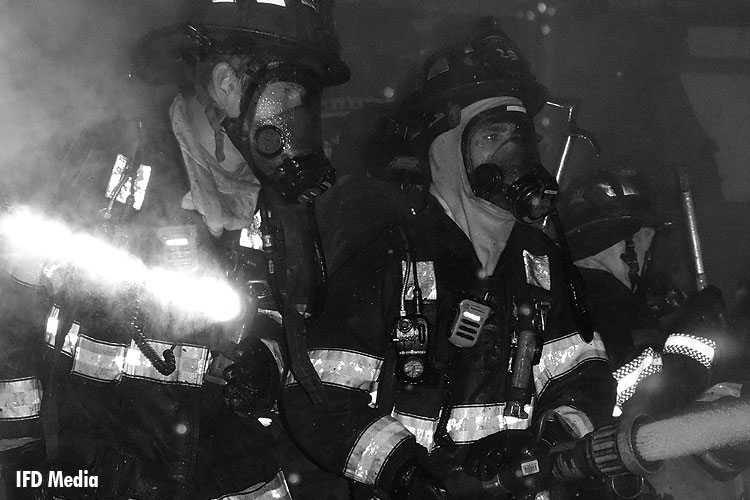 消防队员操纵着一条长筒袜