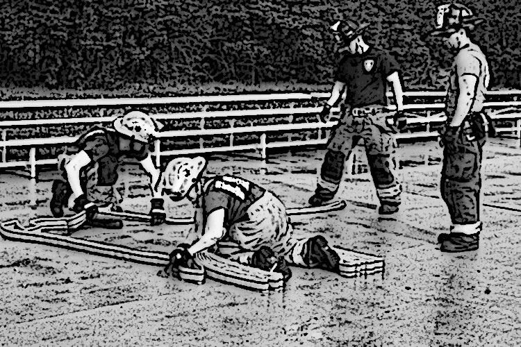 消防队员们抽出了长筒袜