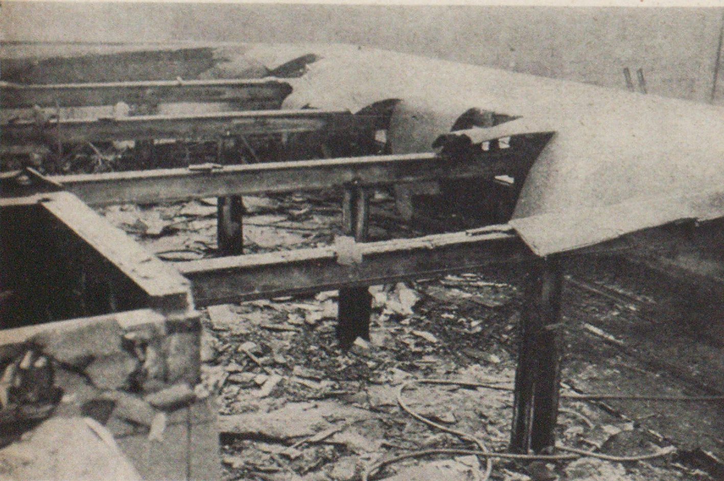 倒塌的屋顶，俯视娱乐中心的保龄球场，美国潜艇基地