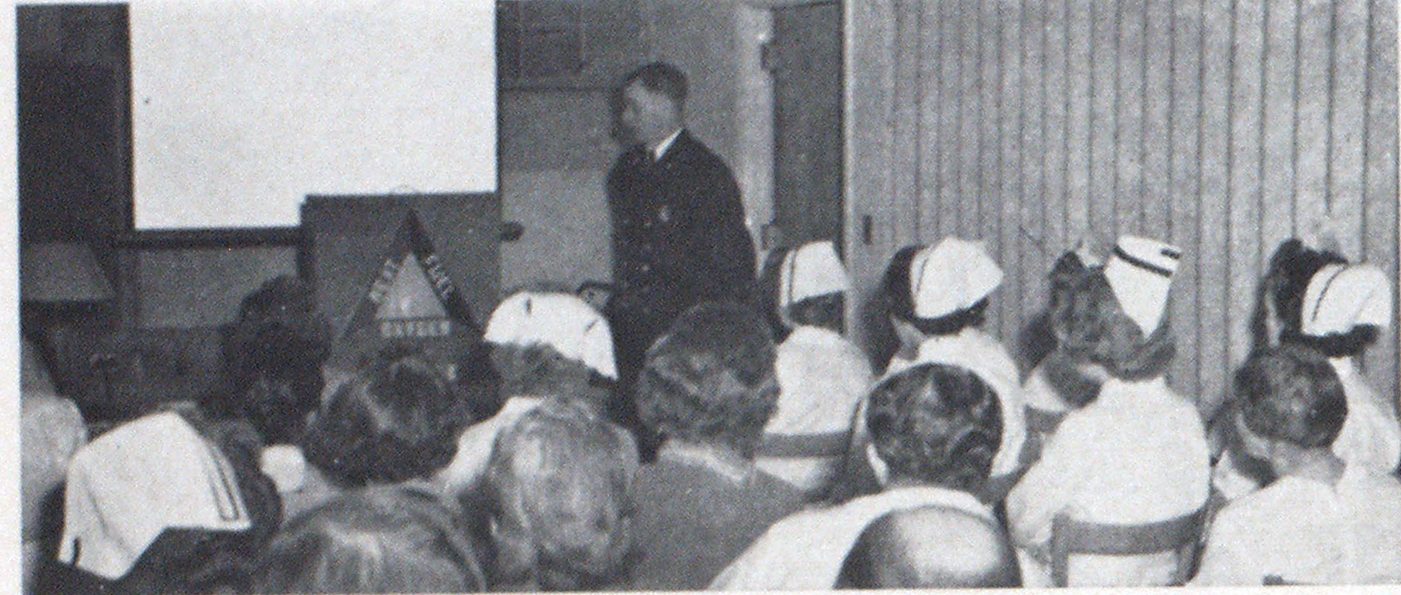 护士和其他人员参加由普莱恩菲尔德消防队员在Muhlenberg医院举办的培训讲座