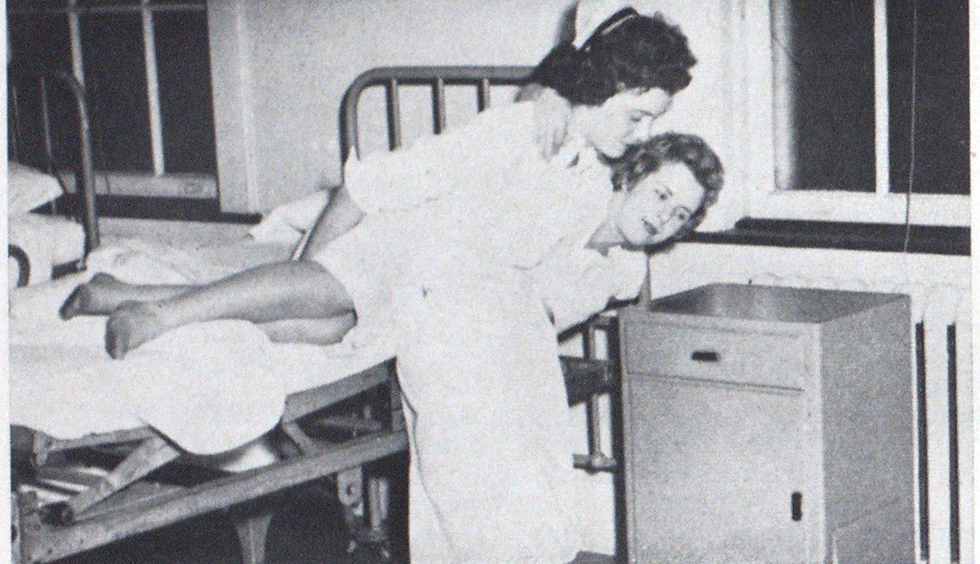 吸引人的护士示范一人携带病人