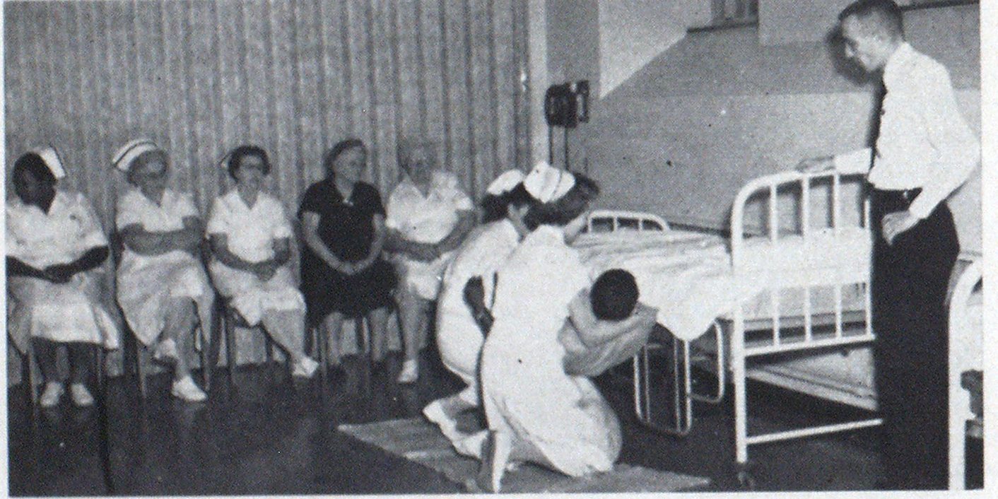 护士练习两人携带火绒的消防指导员的警觉的眼睛