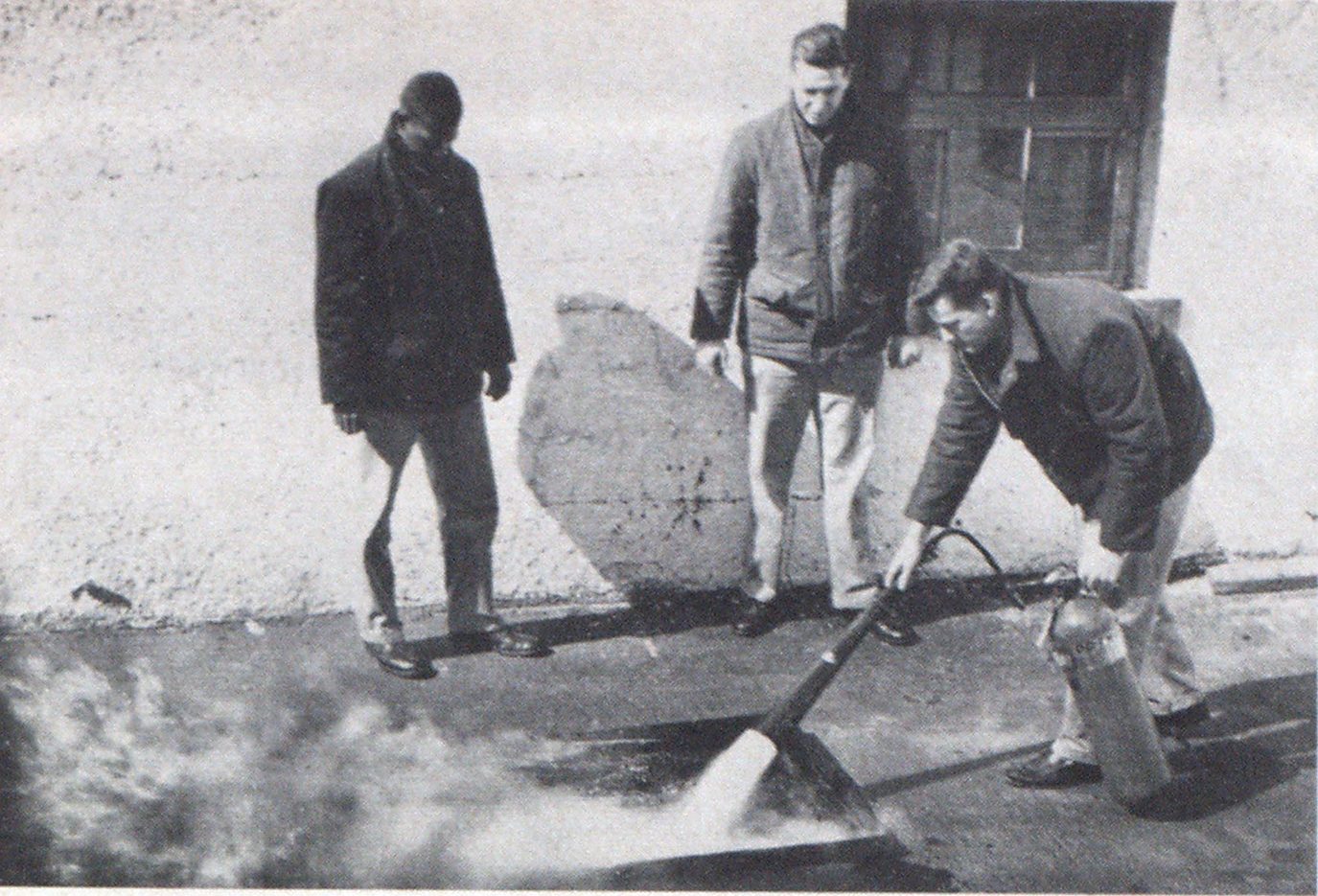 医院工作人员学习如何将二氧化碳灭火器用于易燃液体。所有获得该课程证书的人都学会了如何使用医院使用的各种灭火器