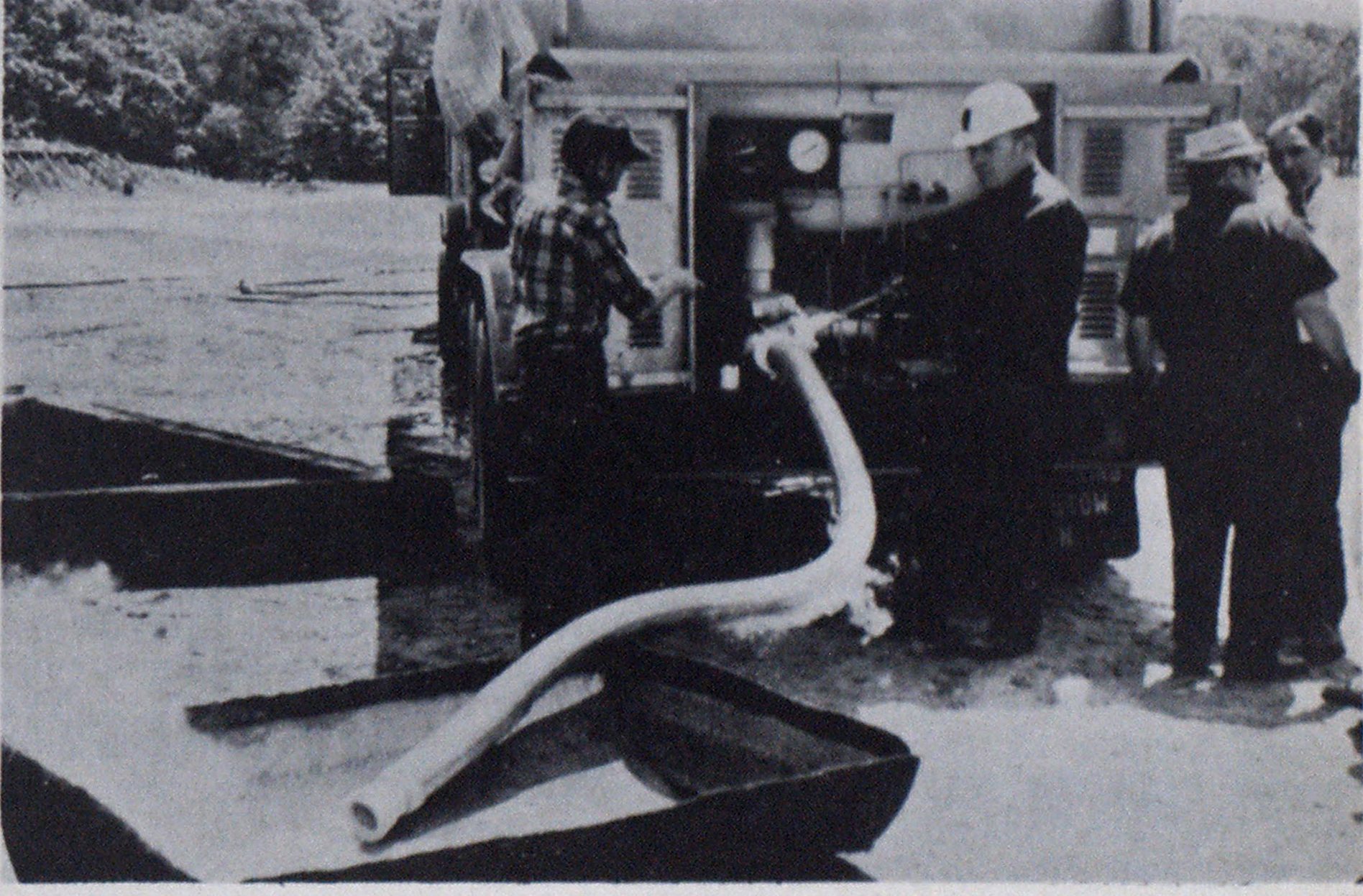 LNG示范显示液化天然气从油轮转移到平底锅。低温软管导致软管弯曲的大气凝结。