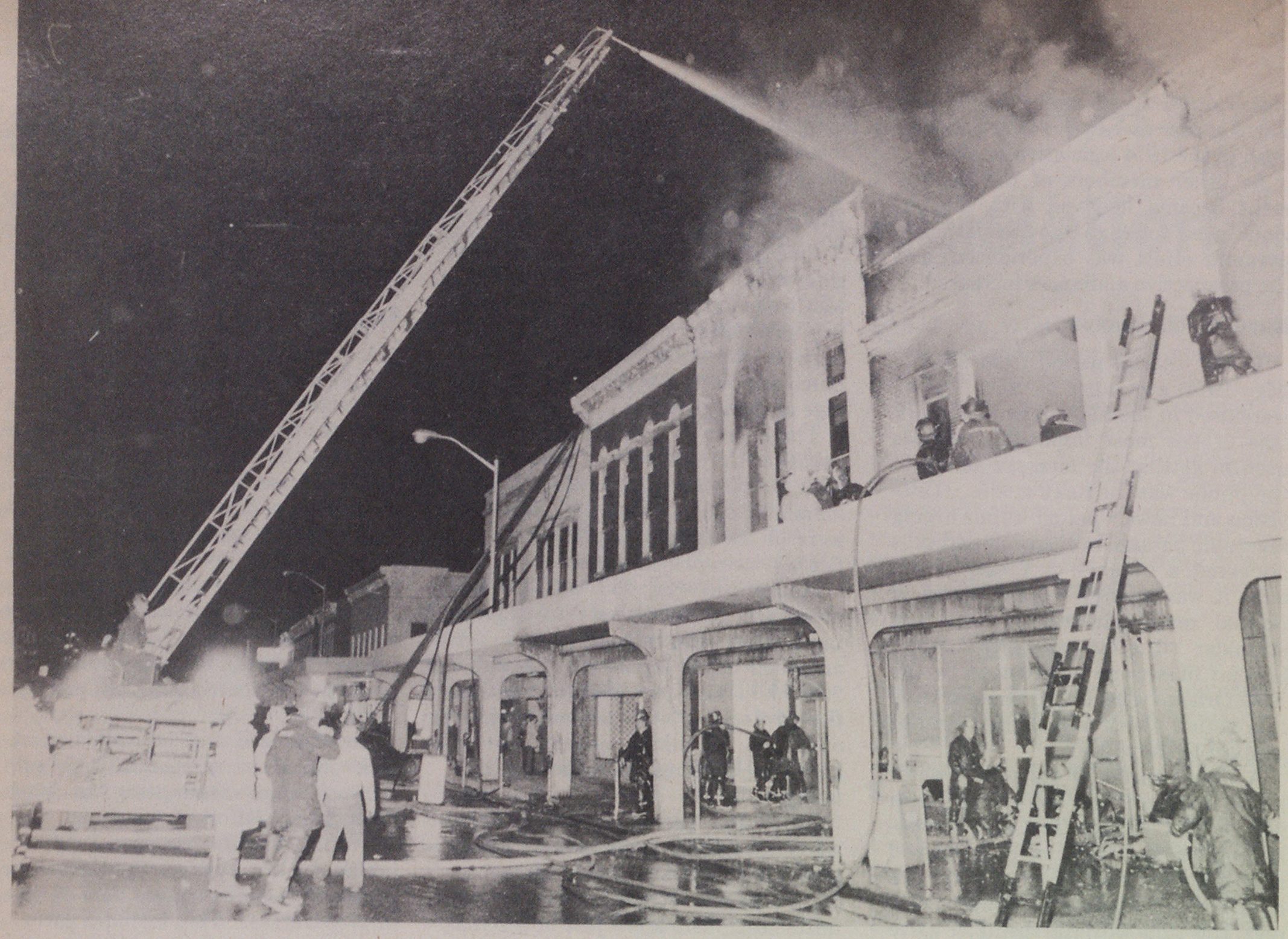 在密苏里州哥伦比亚市的伍尔沃斯商店发生火灾时，空中的水流倾泻而入，引起了普遍的警报和互助