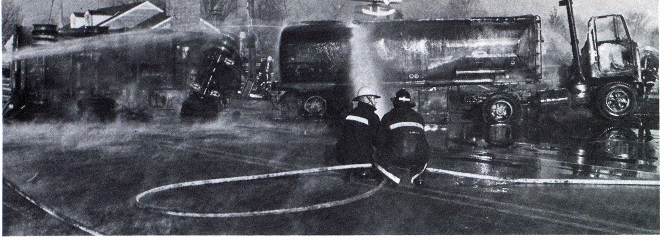 底特律消防队员在火灾后继续冷却串联汽油罐车。