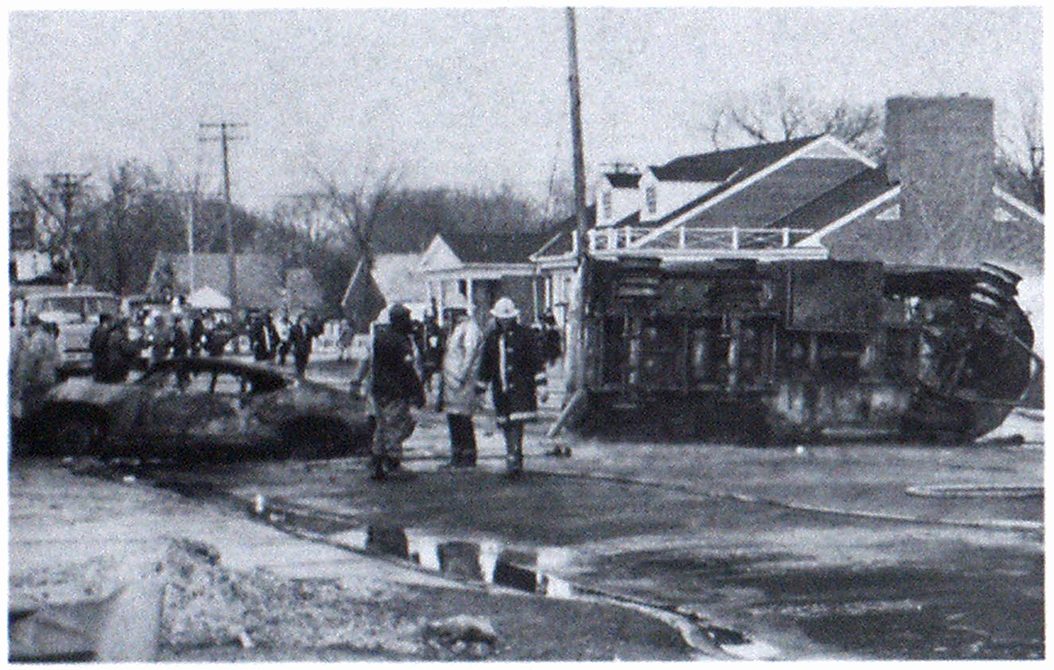 被烧毁的汽车靠在三轴拖车后面，推动火灾。