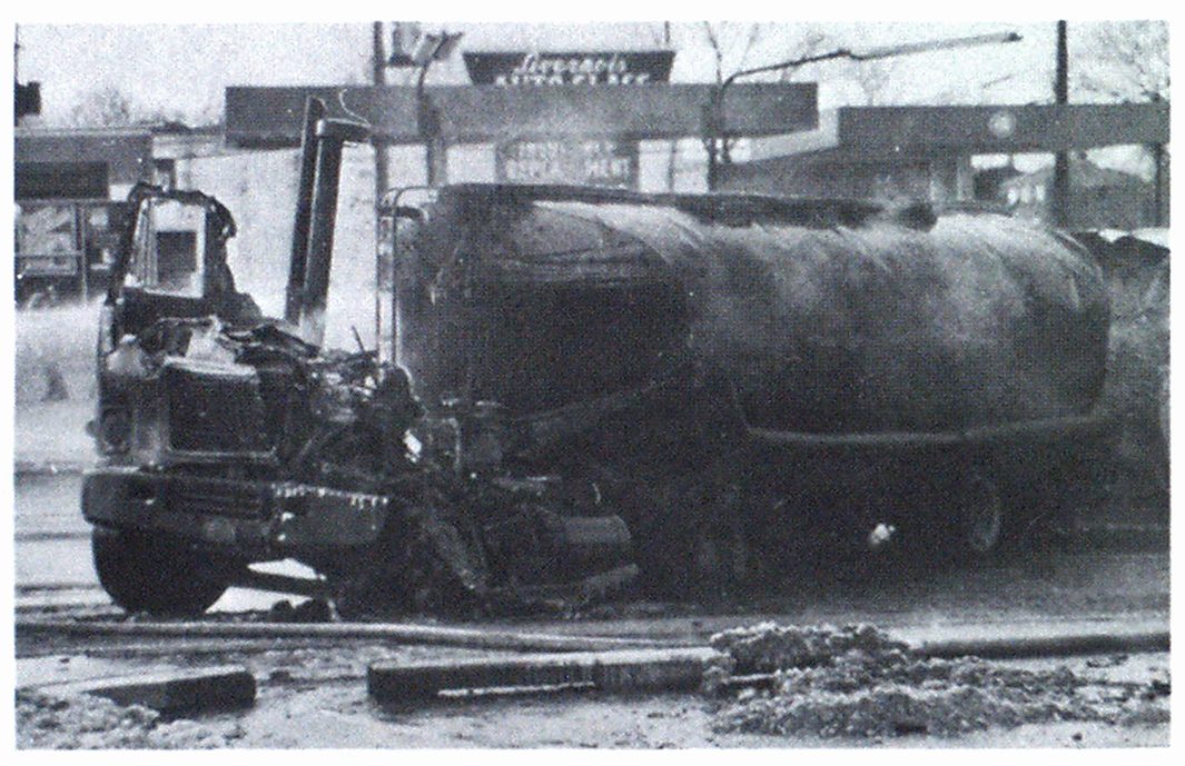 拖拉机的损坏表明火灾的强度杀死了一条穿越街道的行人。这次事故是1977年在底特律地区涉及串联油轮的第13次。