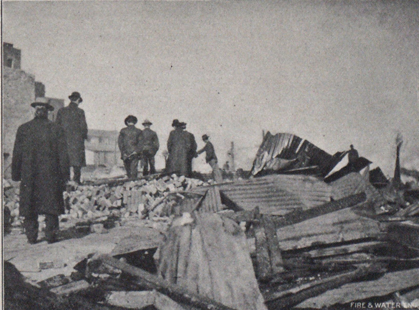 冷却炽热的冒烟碎片。从地窖里取出有价值的材料。