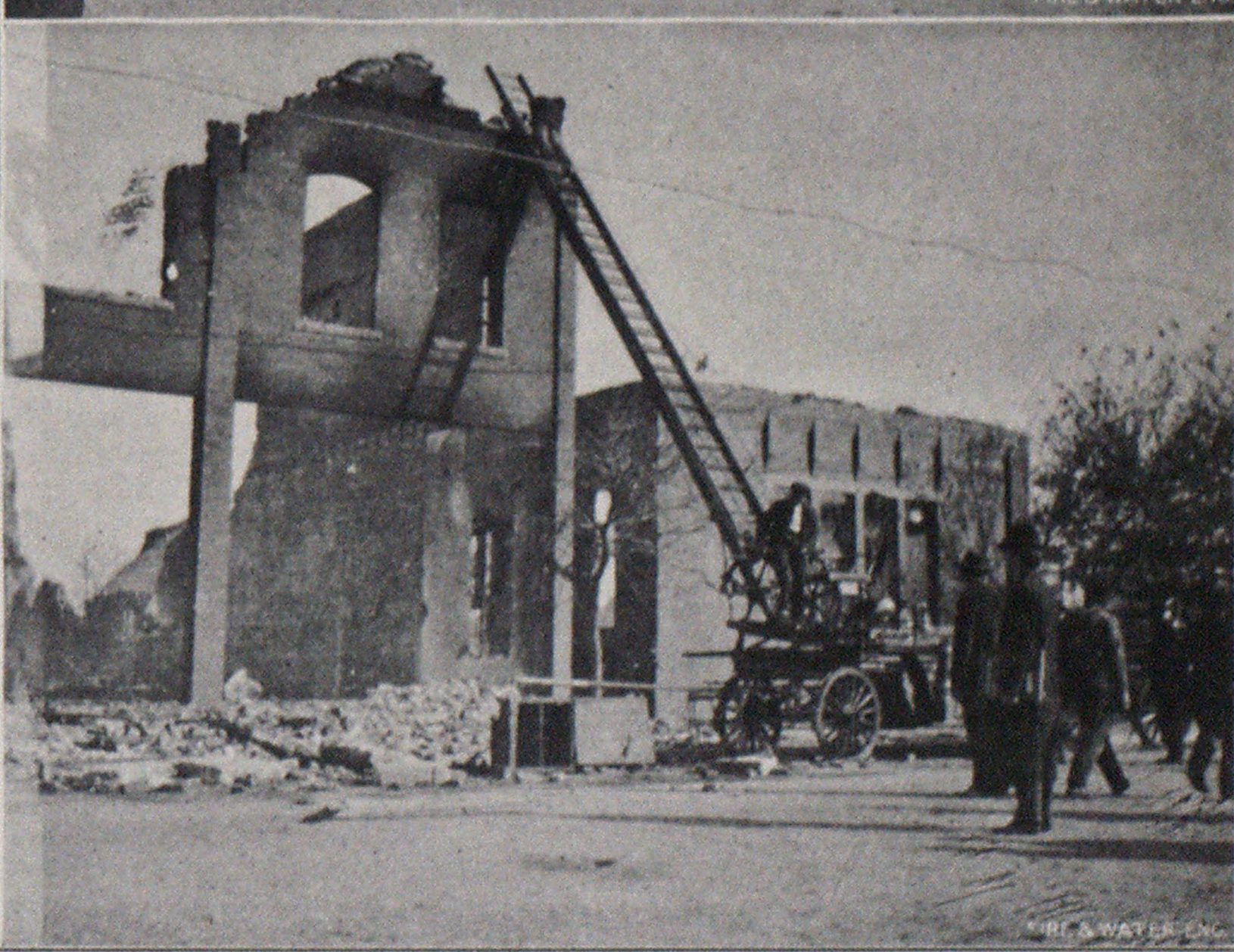 仅存的砖石建筑。推倒危险的墙。堪萨斯州帕森斯大火的景象。