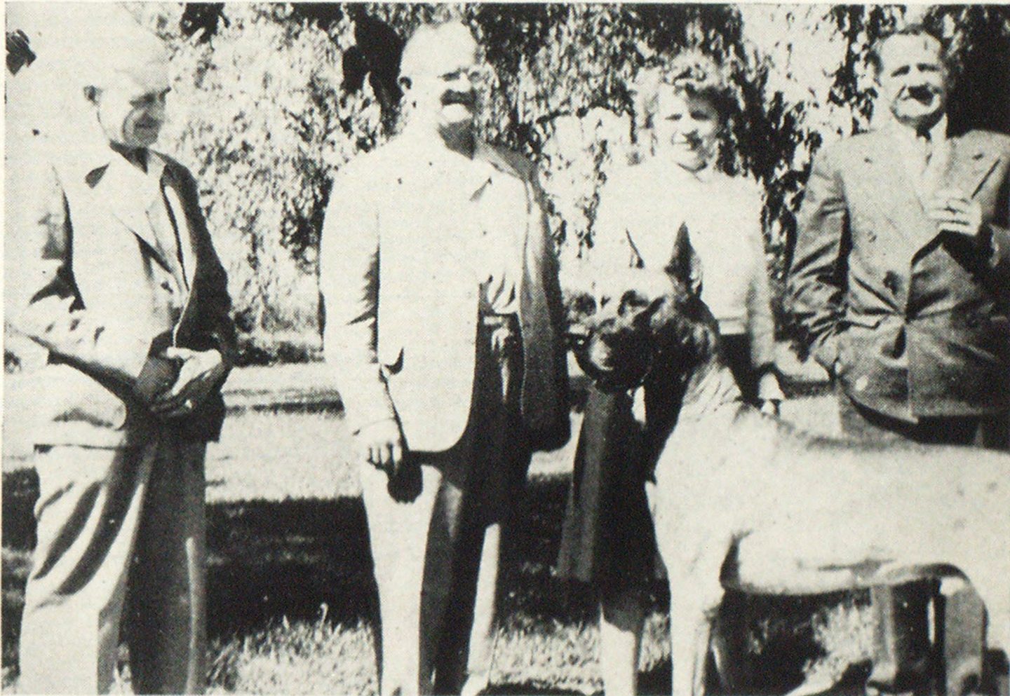 上图显示的是宾夕法尼亚州匹兹堡市的前局长理查德·李·史密斯。她是一个非常爱狗的人。在他的右边是匹兹堡的Sam Fink，在他的左边，俄亥俄州格林维尔的Virginia Keckler夫人和匹兹堡焊工服务公司的Ray Cornwall。