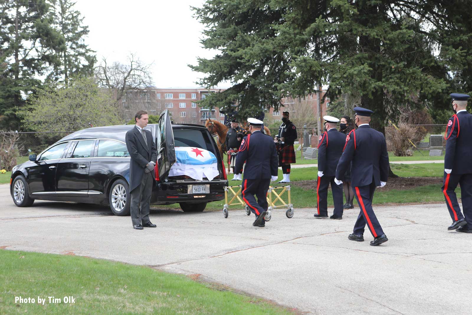 芝加哥消防队员参加了因新冠肺炎并发症死亡的一名成员的葬礼